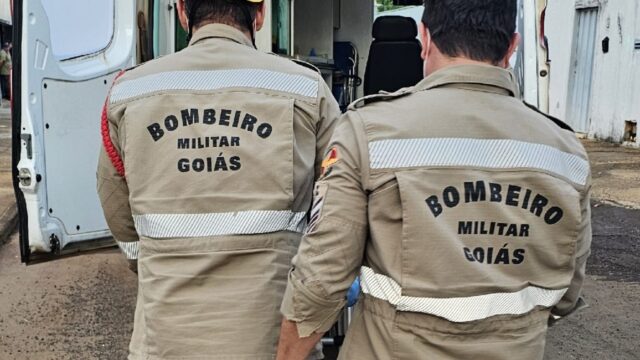 Moto colide em carro estacionado e deixa duas pessoas feridas em Catalão