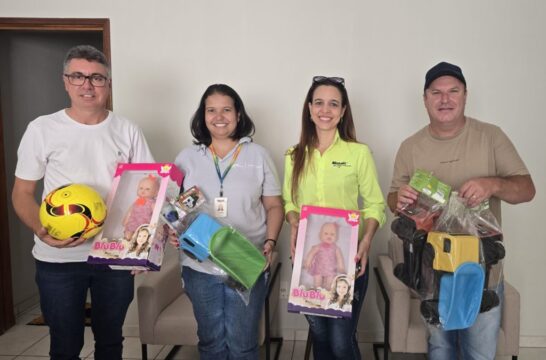 Campanha de Natal da Mosaic distribui 400 brinquedos em Catalão