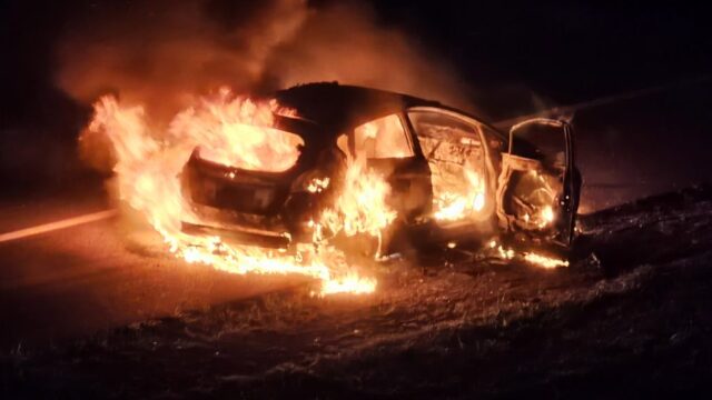 Carro pega fogo na BR-050 em Catalão; motorista e passageiro saem ilesos