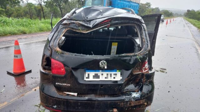 Homem fica ferido após veículo sair da pista e bater em barranco na GO-330, em Catalão