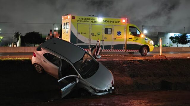 Jovem fica ferido após carro cair em vala na BR-050 em Catalão