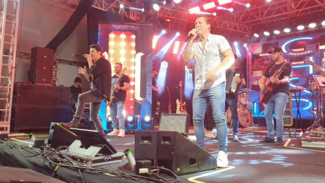 Réveillon 2024 em Três Ranchos reúne grande público com show de George Henrique & Rodrigo na abertura