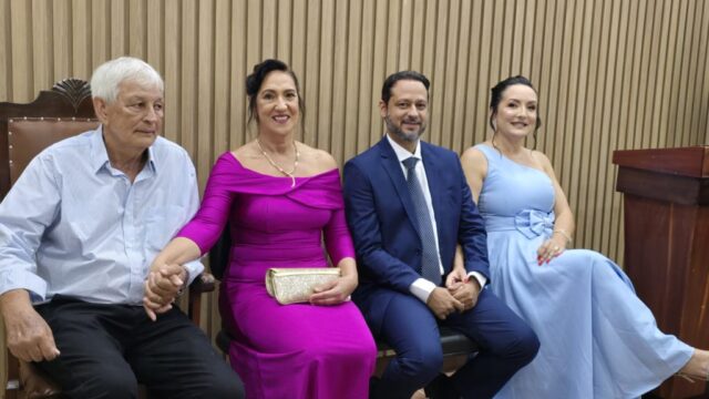 Rafael Meirelles toma posse como prefeito de Cumari ao lado de Marila Candida e vereadores