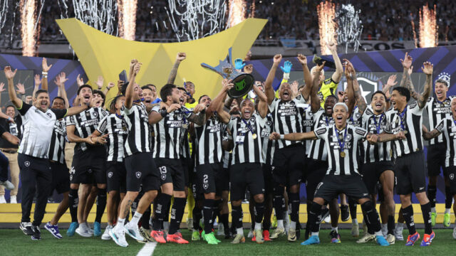 Botafogo vence São Paulo por 2 a 1, conquista o tri do Brasileirão e entra para a história ao repetir feito raro no futebol brasileiro com título da Libertadores no mesmo ano