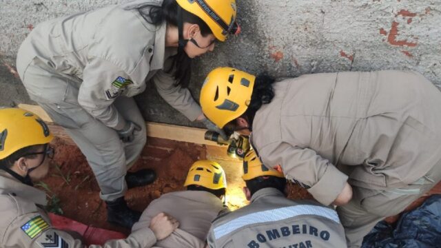 Criança de 2 anos é resgatada após cair em buraco de 4 metros em Anápolis