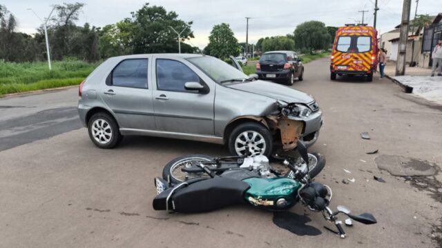 Jovem de 23 anos fica ferido em acidente entre carro e moto em Catalão