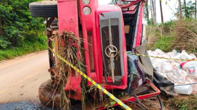Motorista morre após caminhão tombar na MG-188 em Coromandel