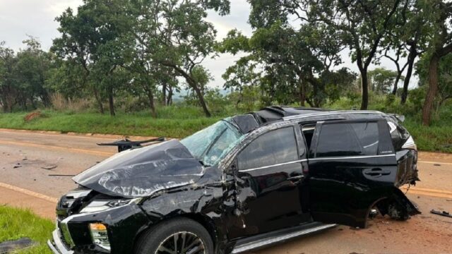 Três pessoas feridas em colisão seguida de capotamento na BR-352, em Abadia dos Dourados (MG)