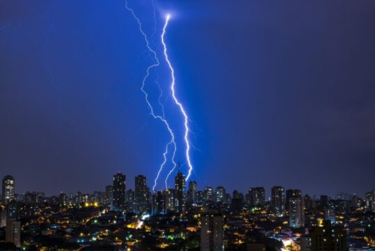Equatorial Goiás alerta sobre impacto de raios na rede elétrica
