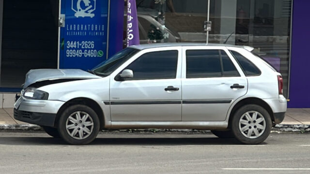 Mulher perde controle de carro ao fazer curva e colide com veículo estacionado no Centro de Catalão; bebê e criança estavam no veículo