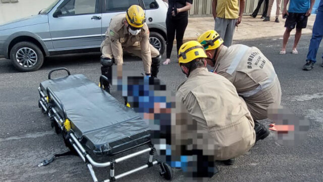 Adolescente de 17 anos sofre ferimentos graves após colisão entre bicicleta e carro na Vila Chaud, em Catalão