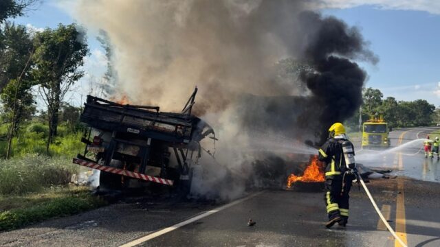 Tragédia na BR-153: colisão entre caminhões deixa quatro mortos carbonizados em Uruaçu
