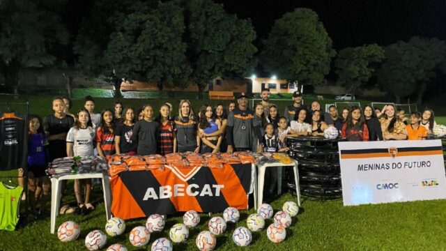 Projeto "Meninas do Futuro" da ABECAT entrega kits de uniformes em evento de abertura em Catalão