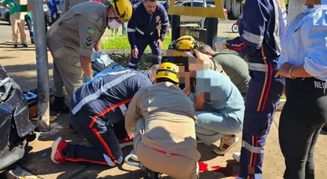 Motociclista fica gravemente ferida após colisão com carro em cruzamento no centro de Catalão