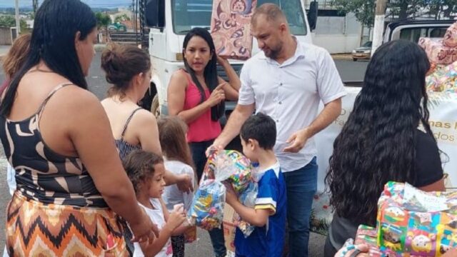 Vereador Thomas Mesquita promove entrega de brinquedos para crianças na Vila Mutirão