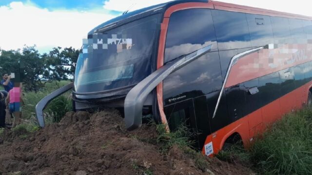 Ônibus sai da pista em rodovia de Araguari e deixa três pessoas feridas
