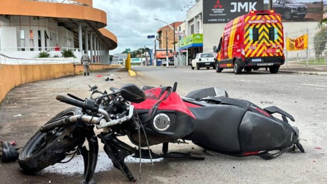 Motociclista fica ferido após colisão com mureta em Catalão