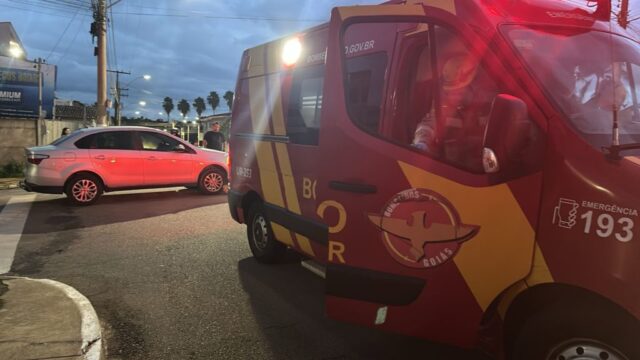 Acidente de trânsito na Avenida 20 de Agosto deixa motociclista ferido em Catalão