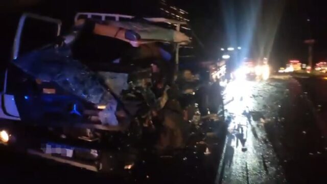 Motoristas morrem após colisão frontal entre caminhão e ônibus na BR-153, em Uruaçu