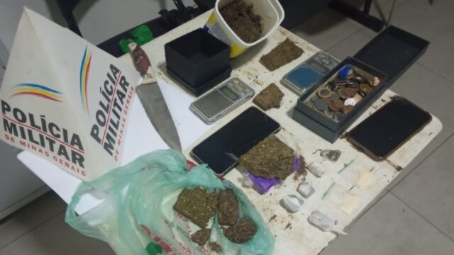 Dois jovens são presos por tráfico de drogas em Araguari após abordagem no bairro Independência