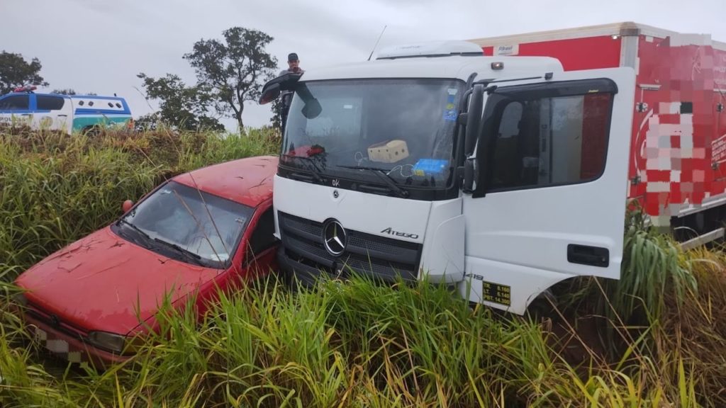 Colisão lateral entre carro e caminhão é registrada na GO 506 em Catalão Portal Zap Catalão