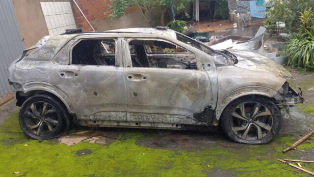Veículo é incendiado em garagem no centro de Indianópolis