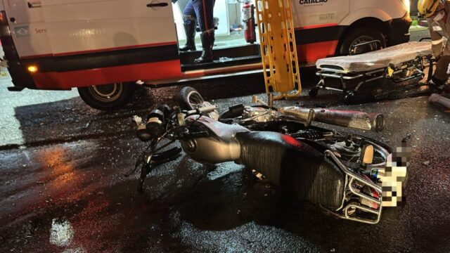 Motociclista fica ferido em grave acidente com Kombi em Catalão; motorista suspeito de embriaguez foi preso