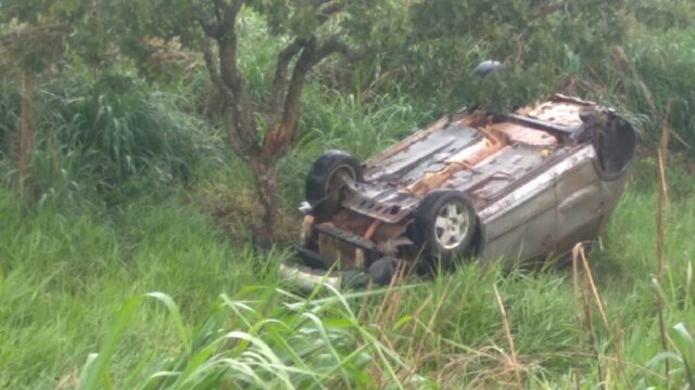 Saída de pista seguida de capotamento deixa motorista ferida na BR-050, em Catalão