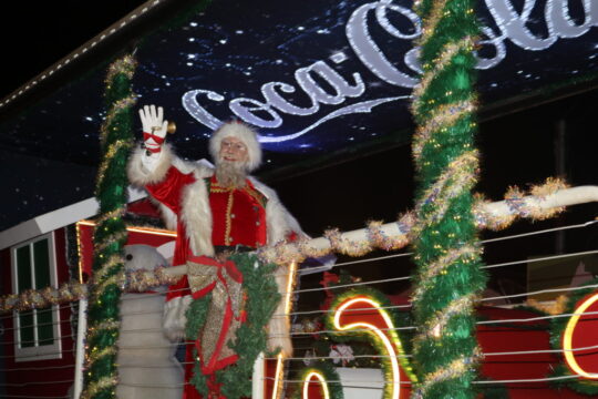 Caravana de Natal da Coca-Cola encanta Catalão e leva a magia do Natal às ruas da cidade
