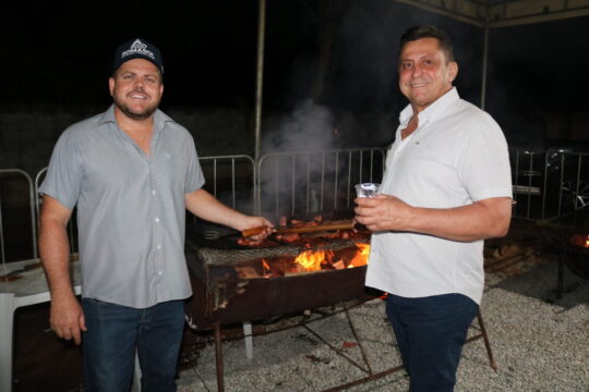 Prefeito de Nova Aurora e vice celebram festa da vitória com churrasco e música ao vivo