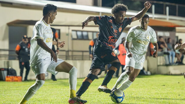 Abecat Ouvidorense perde amistoso para Brasiliense por 2 a 1 em partida que marcou a inauguração da nova iluminação do Estádio Luiz Benedito, em Ouvidor