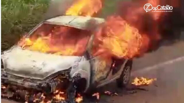 Carro pega fogo na GO-330 entre Pires do Rio e Orizona