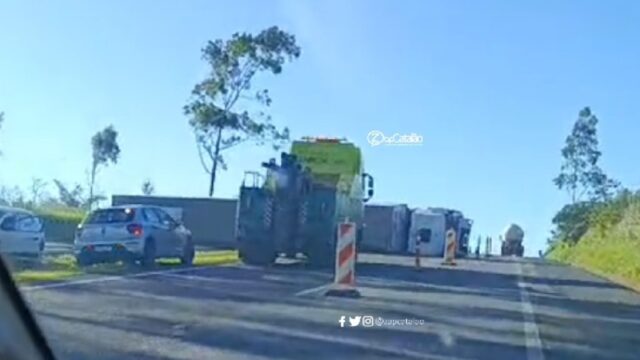 Carreta tomba na BR-050 em Uberaba e deixa motorista ferido
