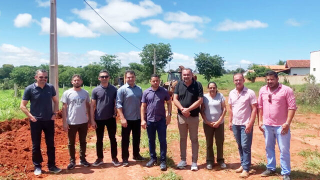 Prefeito Hugo Deleon realiza visita técnica ao local das futuras casas populares em Conquista