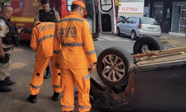 Motorista escapa ileso de capotamento no bairro Luizote de Freitas, em Uberlândia