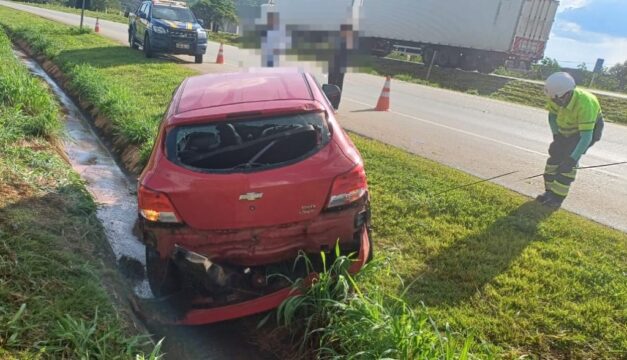 Carro capota na BR-050 em Catalão; motorista sofreu lesões leves