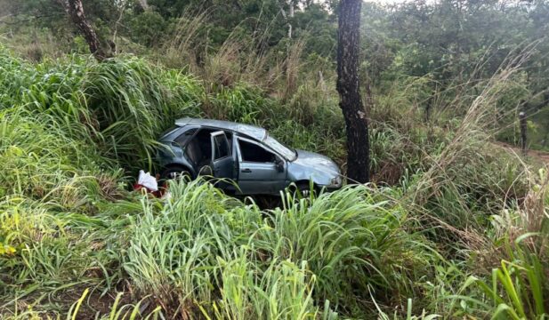 Carro capota na GO-330 durante temporal em Catalão