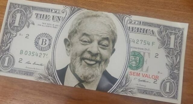 Dólar dispara e fecha acima de R$ 6,26, renovando máxima histórica; deputado distribui nota falsa com rosto de Lula como protesto