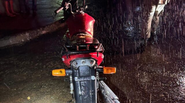 Adolescente de 14 anos é flagrado pilotando motocicleta com chassi e motor raspados em Pires do Rio