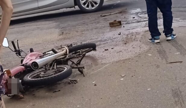 Acidente entre carro e moto deixa dois feridos em cruzamento da Praça das Mães, em Catalão
