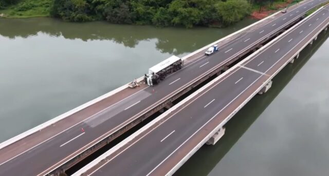 Caminhão tomba em cima da ponte do rio Araguari, na divisa dos municípios de Uberlândia e Araguari