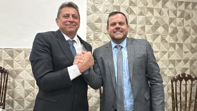 Prefeito reeleito Júnior Pimenta, vice-prefeito Danilo Araújo e vereadores de Nova Aurora são empossados em solenidade