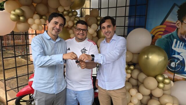 E-client presenteia cliente de Ouvidor com Honda Biz em sorteio