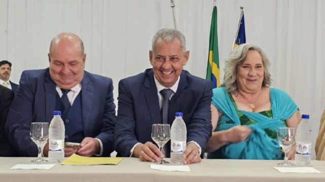 Velomar Rios e Nelson Fayad tomam posse como prefeito e vice de Catalão; 17 vereadores também são empossados em cerimônia na Faculdade UNA