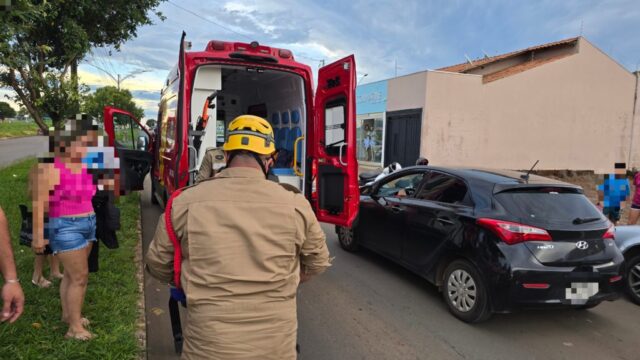 Jovem fica ferida ao colidir motocicleta em veículo estacionado em Catalão