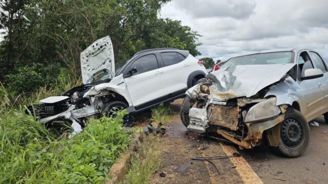 Colisão frontal entre dois carros na GO-330 deixa quatro feridos em Catalão