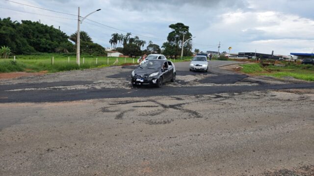 Eco050 realiza reparo em cratera que liga BR-050 ao bairro Castelo Branco em Catalão