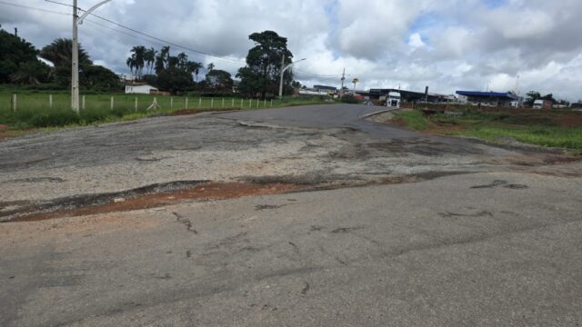Cratera que interliga BR-050 à avenida do bairro Castelo Branco dificulta trânsito em Catalão; Eco050 anuncia manutenção no local