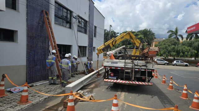 Poste danificado é substituído e energia é restabelecida no centro de Catalão