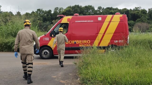 Militar do Corpo de Bombeiros fica ferido em colisão entre moto e caminhonete em Catalão